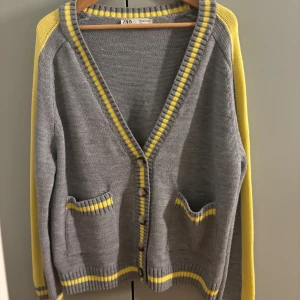 Kofta - Jättefin kofta från Zara, aldrig använd men köpte från Vinted. Skulle kunna byta mot en mindre storlek eller sälja💞