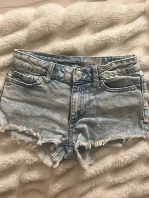 Ljusblå jeansshorts - Snygga ljusblå jeansshorts. Storlek XXS. Får ingen användning av dem.