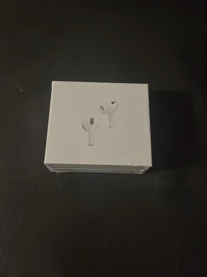 Apple AirPods Pro 3 trådlösa hörlurar - Säljer ett par Apple AirPods Pro 3, trådlösa in-ear hörlurar i vit färg. Snygg och kompakt design med laddningsetui. Perfekta för musik, samtal och träning. Levereras i originalförpackning.