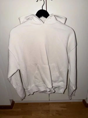 Ginatricot hoodie - Hej säljer denna off white hoodie från Gina den är i fint skick inga fläckar eller skador😊