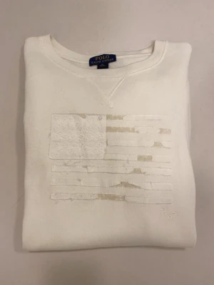 Vit Ralph lauren flag tröja S - Vintage Vit polo Ralph Lauren flag crewneck //  Mycket bra skick //  Storlek XL barn men passar herr S //  Längd 69cm Axelbredd 49cm Skriv vid minsta fråga eller fundering💯🤝