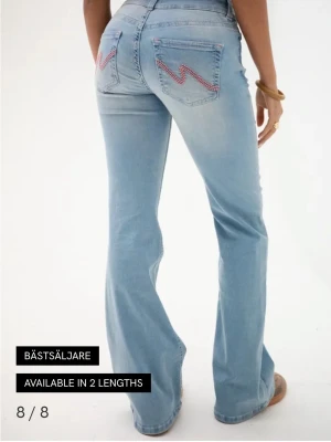 Ljusblå bootcut jeans med broderi - Skriv för fler bilder, pris kan diskuteras 