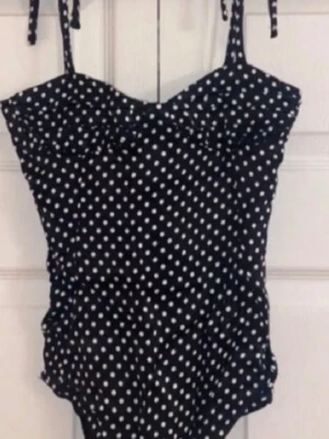 Prickig body - Trendig efyerfrågad prickig body från Zara! Är i storlek S men kan passa M också!! Pris kan diskuteras. Säljer på grund av att den inte passar mig tyvärr.