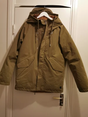 NOWADAYS PARKA JACKET small - NOWADAYS PARKA JACKET GRÖN STORLEK: SMALL  NYPRIS 3359 KR har prislapp kvar  SÄLJES FÖR 580KR