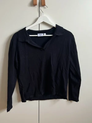 Marinblå långärmad tröja med krage - Stilren marinblå långärmad tröja från Saint Tropez. Tröjan har en mjuk och tunn kvalitet som passar perfekt till lager på lager och har en enkel, tidlös look. Skickar snabbt!