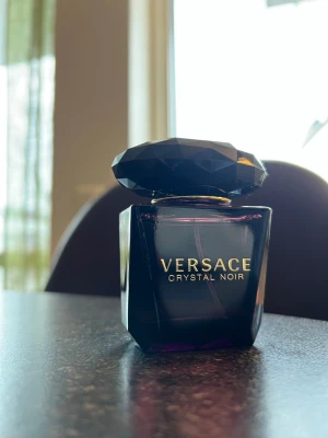 Versace Crystal Noir parfym - Versace Crystal Noir parfym i orginalförpackning. Fick den som present, endast testad. Jättefin flaska. Skicka gärna prisförslag 🩷