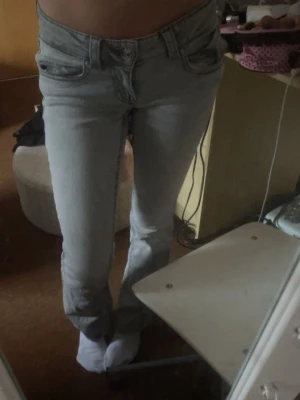 Lågmidjade bootcut jeans - Lågmidjade bootcut jeans från Gina använda fåtal gånger köpta för 500kr. Passar jätte bra i storleken på mig som alltid har XS-S i byxor.