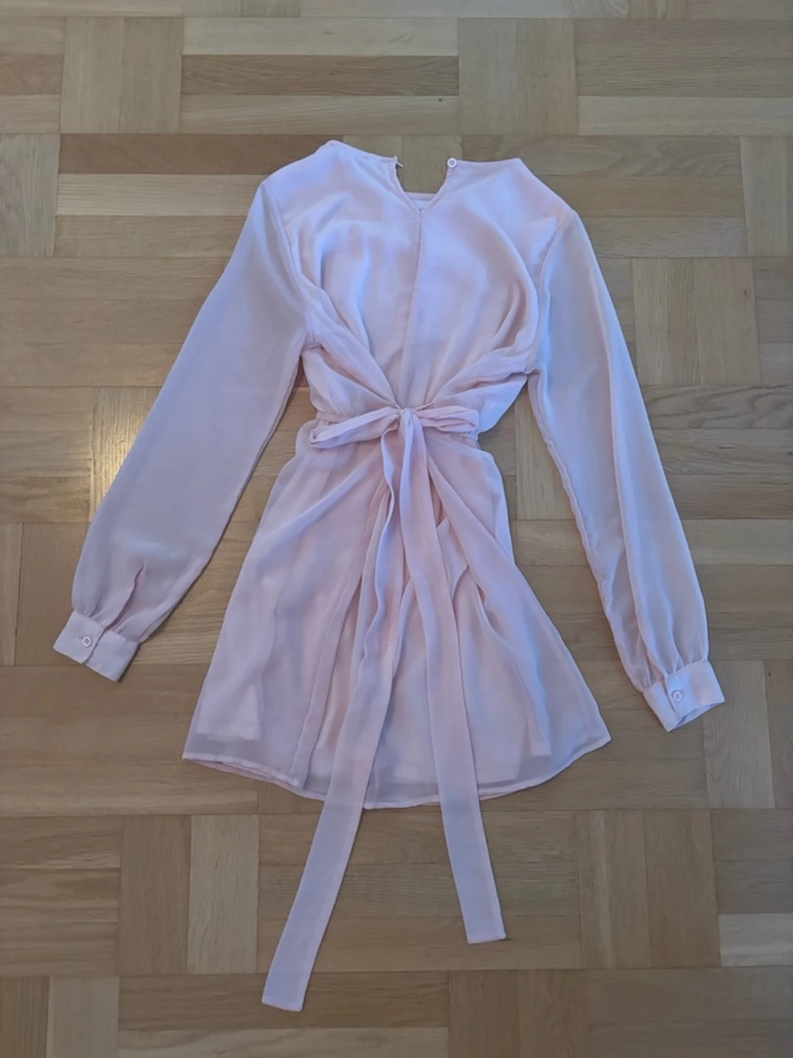 Ljusrosa kort klänning med knytband - 1