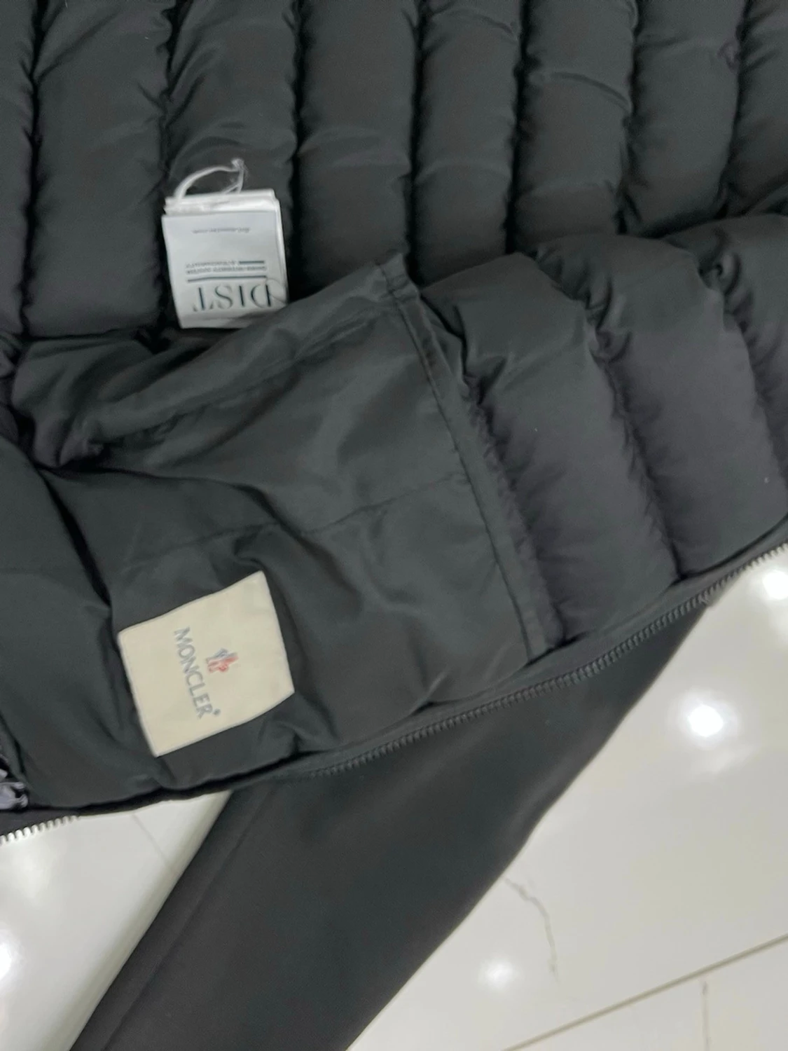 Svart dunjacka från Moncler - 1