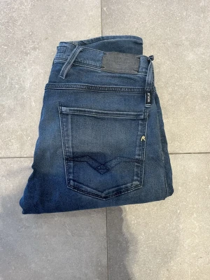 Replay anbass - Tjena, säljer nu dessa riktigt snygga Replay anbass i Stl W31 L34 . Dom är i riktigt bra skick. Nypris 1600✅Vid minsta funderingar så är det bara att höra av sig//Allt gott