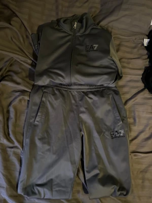 Kläder - Fina kläder i ett fint skick, kom privat för frågor om storlek och pris