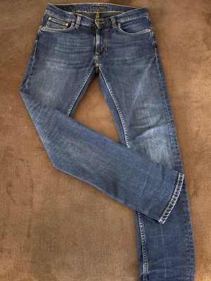 Nudie jeans - Säljer ett par riktigt snygga nudie jeans i bra skick dom har inge slitage eller skador och riktigt snygga. Hör av dig vid fler funderingar. 