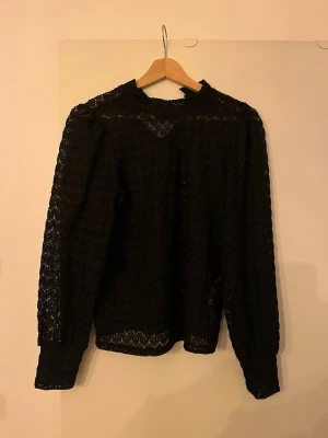 Svart spetsblus från JDY - Snygg svart spetsblus från JDY med långärmad design, storlek S och använd en gång 🥰