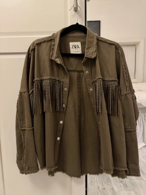 Zara jacka - Snygg jacka med fransar från Zara💕