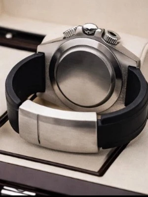 Stilren klocka med svart gummiband - Snygg klocka i rostfritt stål med svart gummiband och svart vridbar bezel. Klockan har tydliga siffror på bezeln och robust spänne. Perfekt accessoar för en modern look.