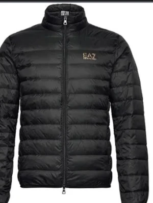 Ea7 jacka  - Hej, säljer min Ea7 jacka har it används mycket 2-3 gånger. Den är köpt för 1,149, jag säljer den för 500 kr.Och den passar alla storlek