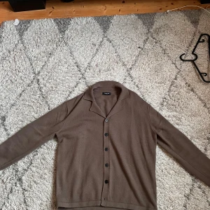Brun kofta från Massimo Dutti - Säljer en brun cardigan från Massimo Dutti, använd 1 gång! Nypris 700