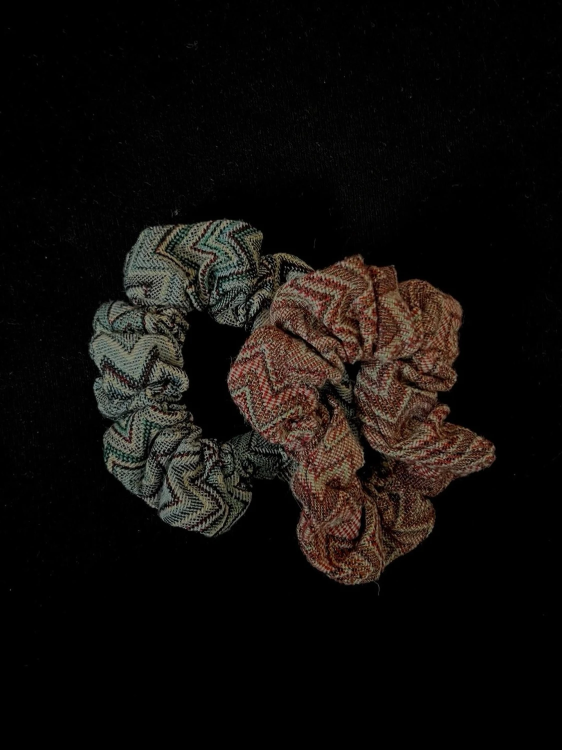 Scrunchies med zigzag-mönster