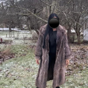 Lång brun pälsjacka med krage - Säljer en lång, fluffig pälsjacka i brun ton med bred krage och rak passform. Jackan har långa ärmar och en klassisk look som ger en lyxig vibe. Perfekt för dig som vill sticka ut och hålla dig varm under kalla dagar. Det är 100% äkta räv päls i storlek M/L. 