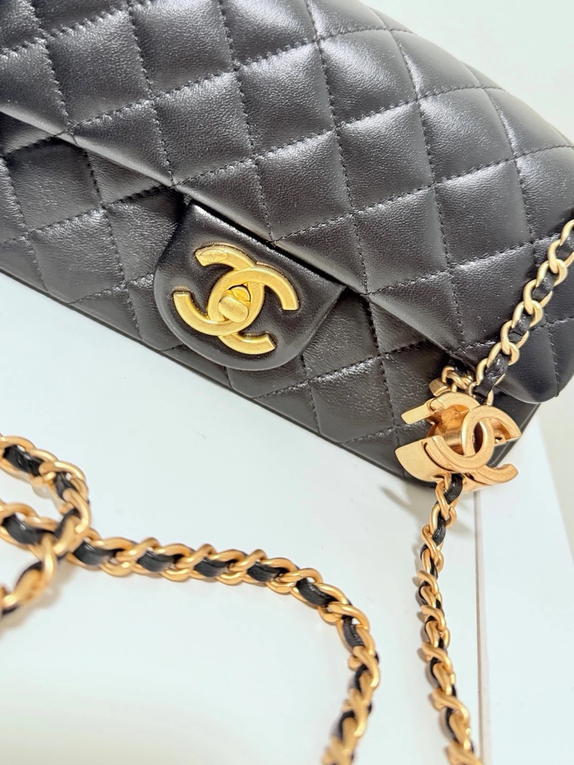 Svart quiltad axelväska i skinn - 2