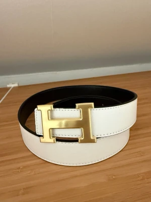 Bälte  - Riktig snygg bälte. Man kan vända på den så att den blir svart och guld