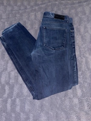J.Lindeberg jeans  - Snygga mörkblå jeans från J.Lindeberg storlek W33 L34 modellen är slim 