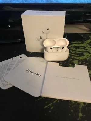 AirPods Pro 2 - AirPods i nyskick – knappt använda 🤍🎶 Säljer ett par AirPods som endast är testade och använda ett fåtal gånger. De är i nästintill nyskick och fungerar felfritt. Inga repor eller slitage – som nya! ✨ 🔹 Fantastiskt ljud 🔹 Bekväm in-ear-design 🔹 Smidig och snabb anslutning 🔹 Perfekta för musik, samtal och träning Levereras i originalförpackning 📦 Säljs då de tyvärr inte kommer till användning. Skicka gärna meddelande vid frågor 😊💬