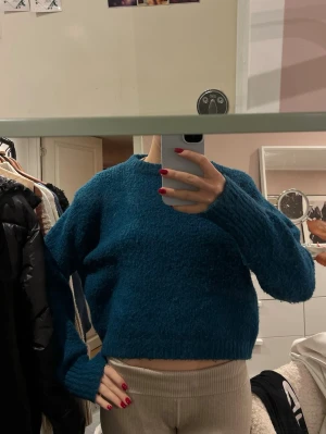 Blå  stickad tröja - Stickad tröja i en otrolig färg😍😍😍
