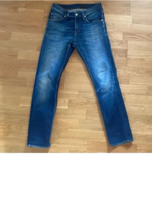 Tiger of Sweden blå jeans  - Riktigt snygga blåa tiger of Sweden jeans som knappt är använda i storlek w32 l32 passform slim/regular. Jag säljer eftersom de var lite för korta för mig som är 190 men borde passa alla runt 175-185. Nypris 1600 mitt pris går att diskutera 