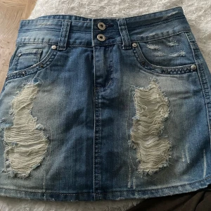 Blå jeanskjol med slitningar -  Säljer dessa jättesnygga jeans shorts! Skriv för mått och frågor🥰