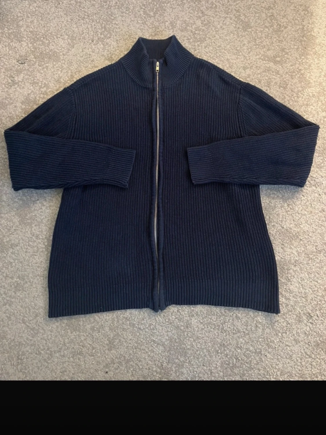 Mörkblå stickad ziptröja