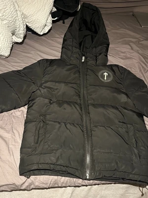 Svart Trapstar pufferjacka - Svart pufferjacka från Trapstar, säljer den då den blivit för liten och inte är min smak helt enkelt, den har två små hål men inget som syns, nypris är ≈3800, priset går att diskutera🤩💯