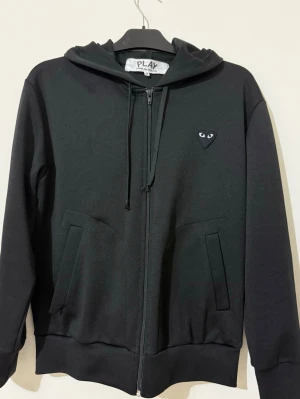 Comme Des Garçons ( CDG ) tröja  - Riktigt snygg tröja, passar S och M. Fickan är lite öppen se sista bild, kan skicka fler bilder vid behov. 