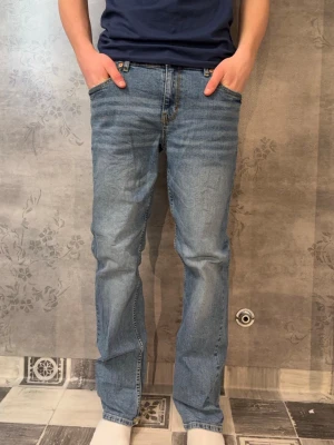 Levi’s 551Z – Blue Denim Jeans - Klassiska Levi’s 551Z i blå denim med relaxed straight-passform. Bekväm modell med lite mer plats i låren men rak benvidd –   ✔️ Storlek: W30 L32 ✔️ Modell: 551Z (Relaxed Straight) ✔️ Färg: Blå denim ✔️ Skick: Bra 