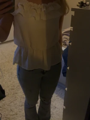 Vit volang topp - Jättefin vit volang topp från Bik bok, aldrig använd💗