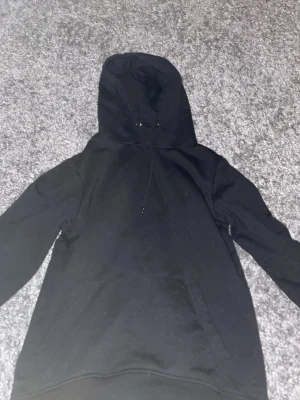 svart hoodie - köpt på Ullared för 50❤️