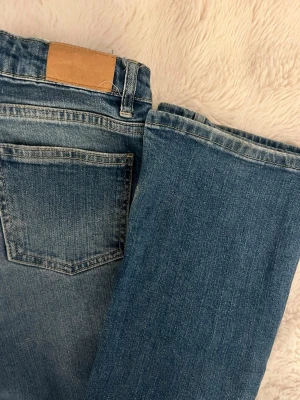 Blå jeans - Blå jeans från Gina Young som inte säljs längre, storlek 152. Det går att justera hur tajt man vill ha dom i midjan. Säljer då ja laidrg använder dom längre. Hör av dig vid funderingar!