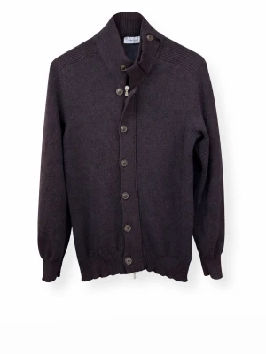 Gran sasso cardigan  - Säljer denna sjukt feta och sköna gran sasso cardigan ! Nypris 3-4000kr. (500+ nöjda kunder ✅) size 50 . Modellen är 180cm. Material: 100% virgin wool(nyull) hör av dig vid minsta fundering 🤝🤩