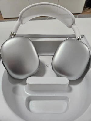 AirPods Max silver over-ear - Snygga hörlurar i silver med en stilren och modern design. Over-ear hörlurar med mjuka mesh-kuddar. Perfekta för musik eller  film 