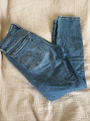 Levi's 501 blå jeans med rak passform - Klassiska blå Levi's 501 jeans med rak passform och hög midja.  Älskar dessa, sitter fint men tyvärr så är de lite för korta för mig.