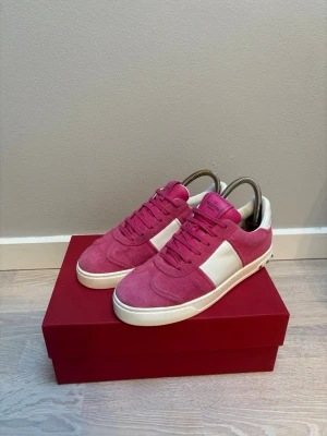 Valentino flycrews|Rosa,Vita|Storlek 38,5|Helt nya| - Valentino flycrew sneakers i färgen rosa storlek 38,5, helt nya skick 10/10, levereras med alla tillbehör dvs box äkthetskort samt helt nya snören. Nypris runt 7000kr men är ur produktion därav väldigt svårt att få tag på dessa skor helt nya. Har inte sett ett liknande par på någon plattform. Passa på innan dem blir sålda! Hör av er vid minsta fundering. Skorna blir förpackade med väl omhändertagande och skickas senast dagen efter!