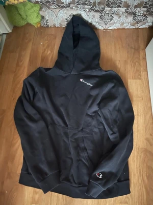 Svart Champion hoodie med logga - Champion tröja utan några skadda eller nåt men är för liten för mig 