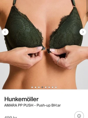Mörkgrön push-up spets-BH Hunkemöller - Snygg mörkgrön push-up BH från Hunkemöller med spetsdetaljer och dekorativ spets i ryggen. Främre knäppning och justerbara axelband. Aldrig använd så i princip i nytt skick💕✨
