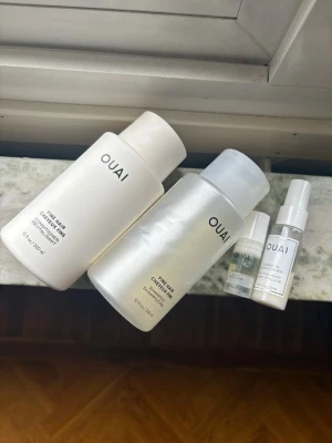 OUAI hårprodukter  - OUAI-set innehållande: – Shampoo Fine Hair (ca 20 % kvar ) – Balsam Fine Hair (ca 20 % kvar)  – Leave-In (mängd enligt bild) – Hair Oil 5 ml  Perfekt om du bara är sugen på att testa produkterna! 