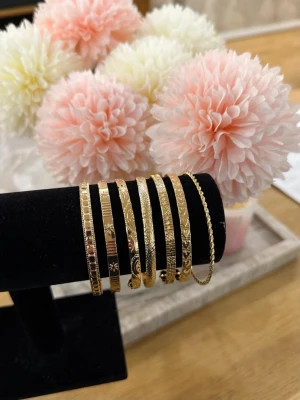 Guld Armband Set - Helt ny aldrig använd. Rostfritt stål. Justerbar.