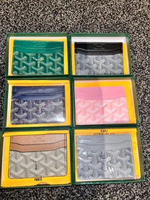 G plånbok  - G plånböcker i svart, grön, blå, råsa, bech och grå  säljes styckvis. Låda, G kort och filt medföljer 