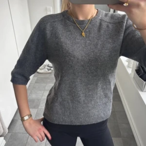 Mörkgrå stickad tröja med 3/4-ärm - Säljer en stilren mör sopgrå stickad tröja från zara med 3/4-ärm och rund hals. Tröjan har ribbade muddar vid ärmslut och nederkant, och är gjord i ett mjukt, bekvämt material. Perfekt till jeans eller kjol för en enkel men snygg look. Använd Max 5 ggr, har lite noppror men de tänker man inte på , lånade bilder!! Skriv för mer bilder 