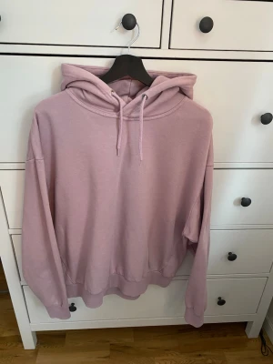 Rosa hoodie - En fin rosa hoodie från lager som är lite åt det lila hållet. Storlek M och använd ett fåtal gånger. 