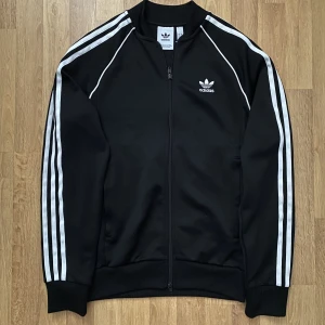 Adidas Originals tröja  - Nyskick Adidas Orginals tröja i storlek S. Tröjan är knappt använd och har inga fel eller missfärgningar. Kontakta mig för mer frågor eller vid intressen! 