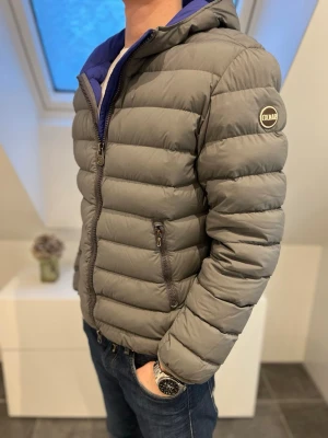 Grå Colmar Jacka  - Hallö! Nu har vi fått in denna goa Colmar jacka i nyskick. Säljes för endast 1199kr men kan gå ner vid snabb och smidig affär😊 Skivket 10/10 och storlek M💙 Hör av er vid frågor! Studio II Resell ✅Postar omgående📦